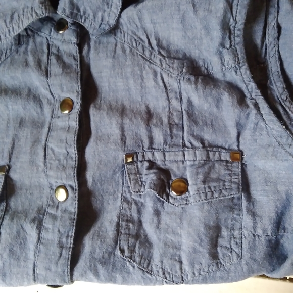 Thread Story Blue Sleeveless Chambray Shirt Size Medium - Picture 2 of 5